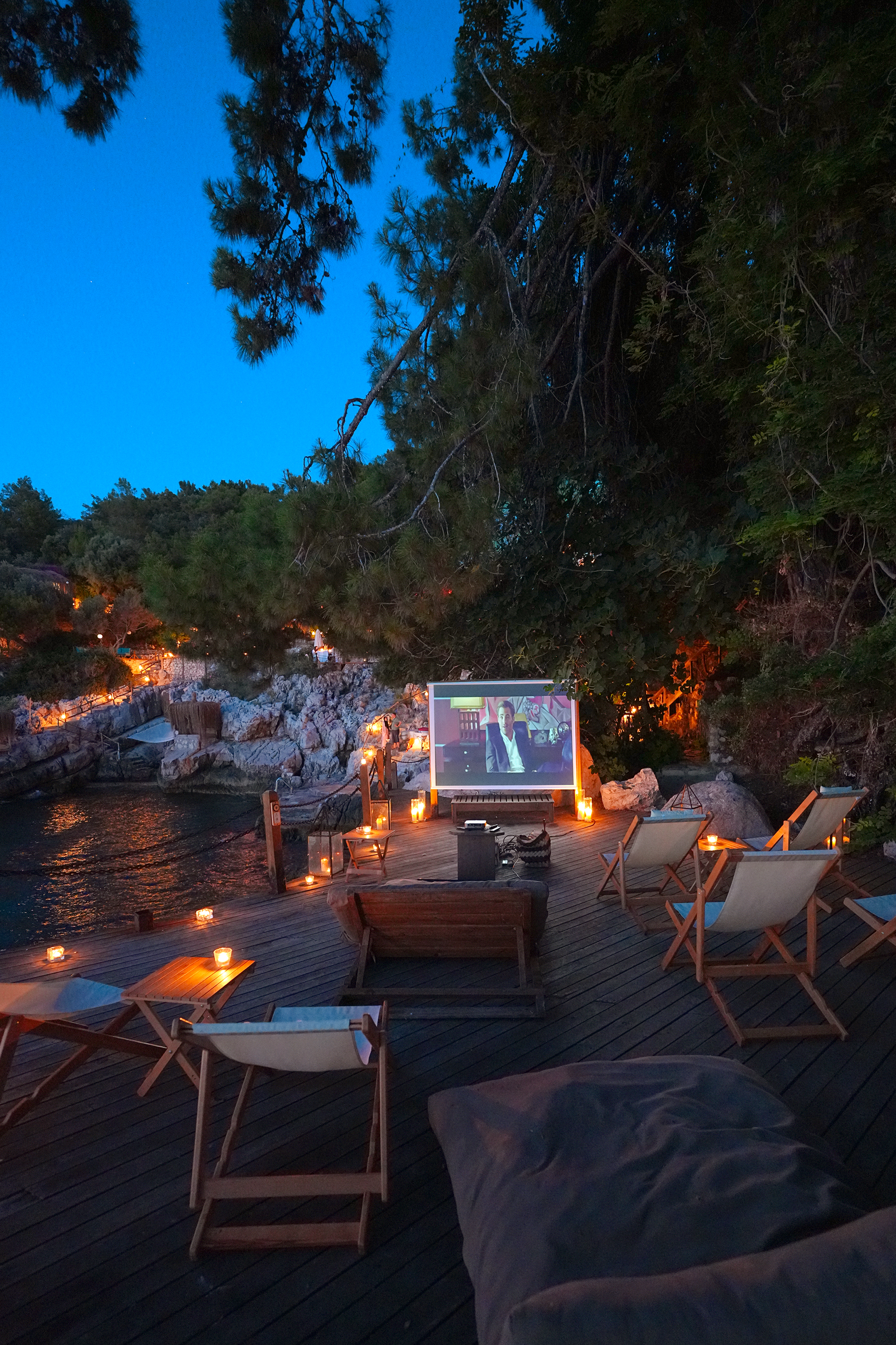 Gece terasta açık hava perdesi ve fener ışığında oturma yerleri